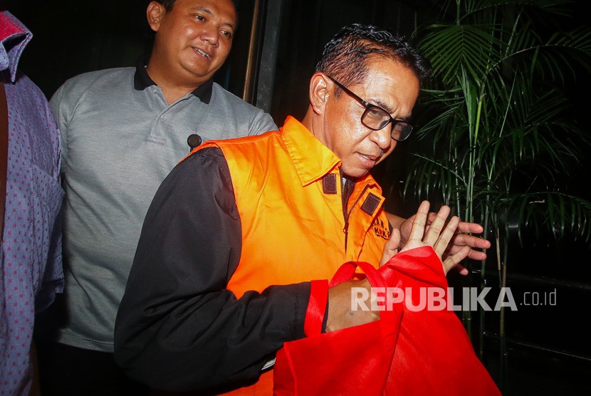 Bupati Mesuji Khamami mengenakan rompi tahanan seusai menjalani pemeriksaan terkait operasi tangkap tangan (OTT) kasus dugaan korupsi Bupati Mesuji di Gedung KPK, Jakarta, Jumat (25/1/2019).