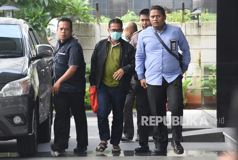 Bupati Mesuji Khamami (tengah) dikawal penyidik KPK seusai terjaring Operasi Tangkap Tangan (OTT), tiba di Gedung KPK, Jakarta, Kamis (24/1/2019). 