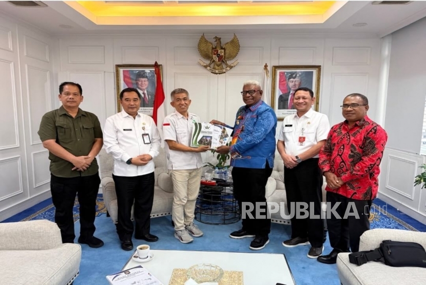 Bupati Mimika Johannes Rettob (batik biru) menerima penghargaan dari Dirjen Politik dan Pemerintahan Umum Kemendagri Dr Bachtiar di Jakarta, Selasa (10/12/2025).