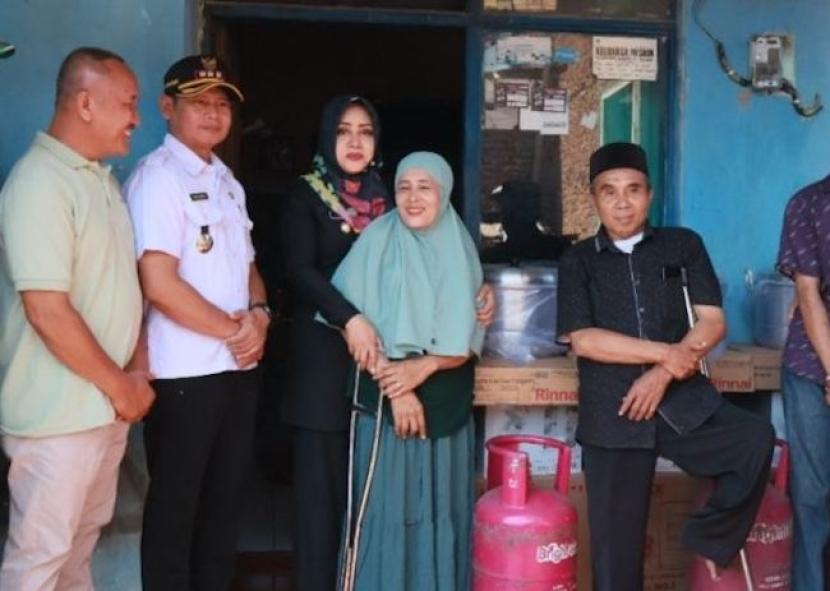 Bupati Mojokerto Ikfina Fahmawati (ketiga kiri) menyerahkan bantuan usaha bagi difabel di Kabupaten Mojokerto, Jawa Timur.