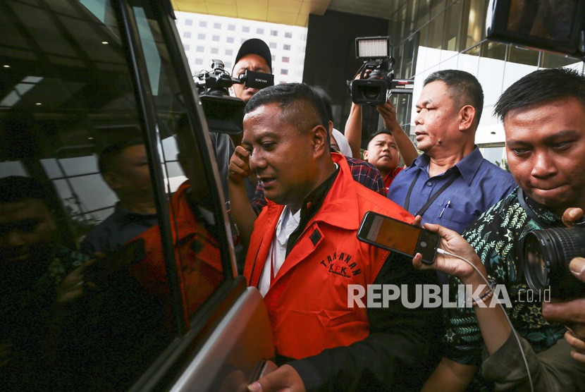 Mojokerto district head Mustofa Kamal Pasa wears KPK detainee's orange vest  after being questioned in the anti-graft body office, Jakarta, on Monday (April 30). 