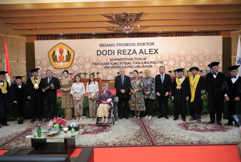Bupati Muba Dodi Reza Alex foto bersama dengan keluarga dan tim penguji Unpad, usai sidang promosi doktor, Selasa (28/1)
