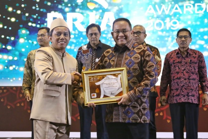 Bupati Muba Dodi Reza Alex (kanan) menerima langsung penghargaan Kategori Kabupaten Terpopuler di Media 2018 yang diserahkan Founder & CEO PR Indonesia Asmono Wikan pada malam puncak penghargaan Public Relations Indonesia Awards (PRIA) 2019 di Bandung, Kamis (28/3). 