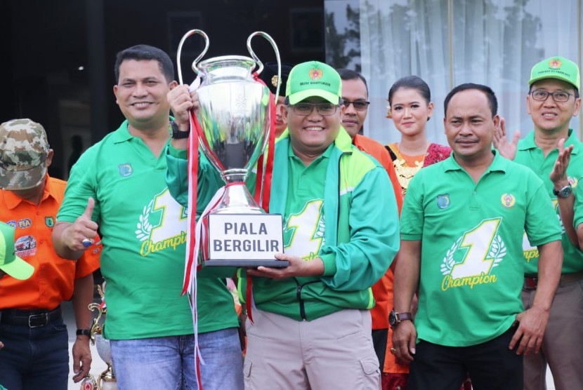 Bupati Muba Dodi Reza Alex memegang piala bergilir Porprov XII Sumsel. 