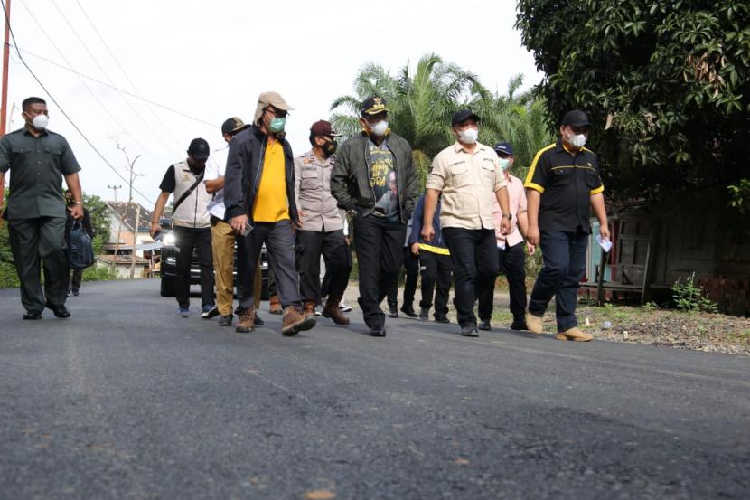 Bupati Muba Dodi Reza Alex Noerdin menyambangi warga Dawas Kecamatan Keluang. Bupati meninjau peningkatan perbaikan Jalan Dawas sepanjang 23 kilometer (km).