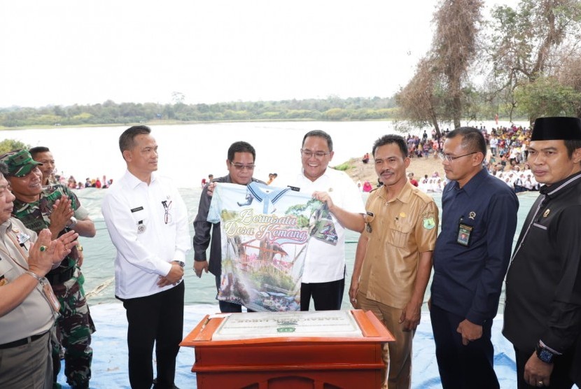 Bupati Muba Dodi Reza Alex tengah mempromosikan desa wisata Kemang. 