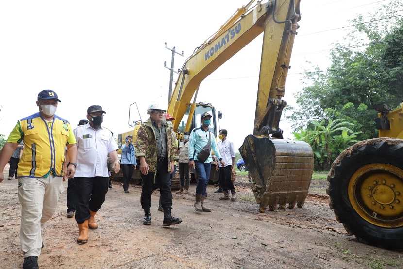 Bupati Muba Dodi Reza awasi proses perbaikan jalan nasional oleh BBJN di Desa Bailang