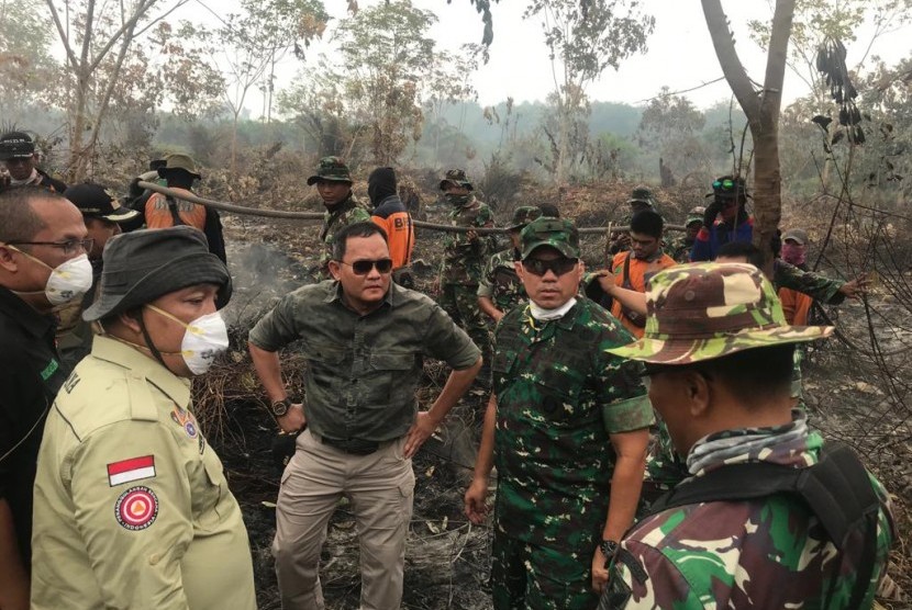 Bupati Muba Dodi Reza bersama aparat keamanan terkait meninjau daerah karhutlah. 