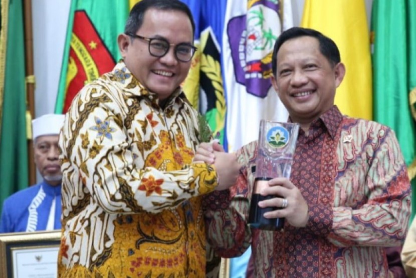 Bupati Muba Dodi Reza bersama Mendagri Tito Karnavian. 