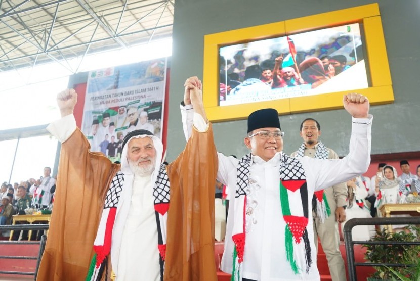  Bupati Muba Dodi Reza dan Wali Kota Al-Zawaida Gaza Palestina Dr Ayman Sulaiman Salam Abu Sweireh sangat takzim denga kegiatan Konser Amal Peduli Palestina yang diinisiasi Bupati Muba Dodi Reza bersama Komite Nasional Rakyat Palestina (KNRP) di Stable Berkuda, Senin (16/9). 