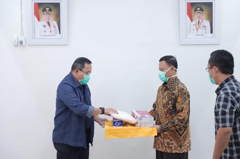Bupati Muba Dodi Reza menyalurkan bantuan kelengkapan APD untuk tim medis di Rumah Sakit Muhammadiyah Palembang (RSMP).