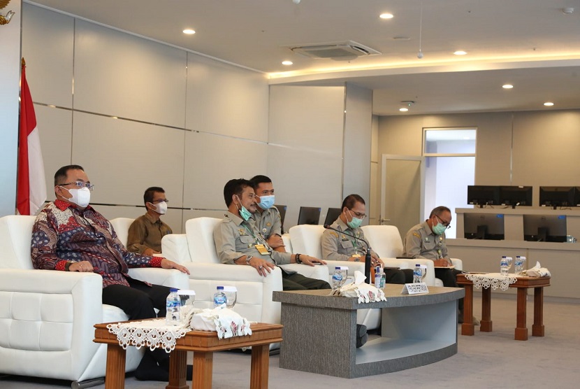 Bupati Muba Dr Dodi Reza Alex Noerdin Lic Econ MBA diajak mengikuti video conference bersama Menteri Pertanian Dr Syahrul Yasin Limpo SH MSi MH dan Duta Besar (Dubes) Qatar untuk Indonesia HE Fawziya Edrees Salman Al-Sulaiti. 