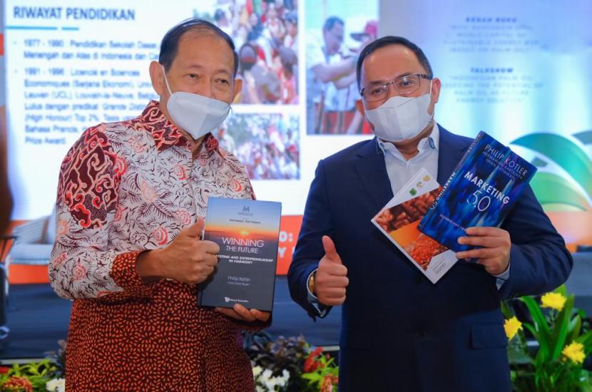 Bupati Muba Dr Dodi Reza Alex Noerdin Lic Econ MBA saat peluncuran buku berjudul Musi Banyuasin 2030: World Capital of Sustainable Energy Based on Palm-Oil.