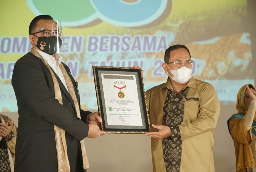 Bupati Muba Dr Dodi Reza Alex Noerdin meraih penghargaan Museum Rekor Dunia Indonesia (MURI) setelah  dilaksanakan pembongkaran 782 bong atau jamban terapung