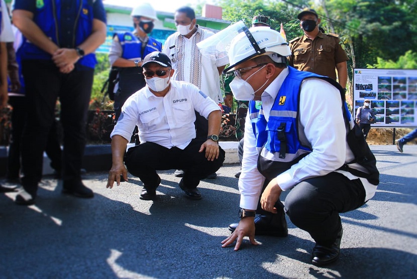 Bupati Muba Dr H Dodi Reza Alex Noerdin Lic Econ MBA mengatakan, peningkatan jalan menggunakan aspal karet ini dalam upaya memperlancar akses serta memudahkan penjualan hasil perkebunan masyarakat.