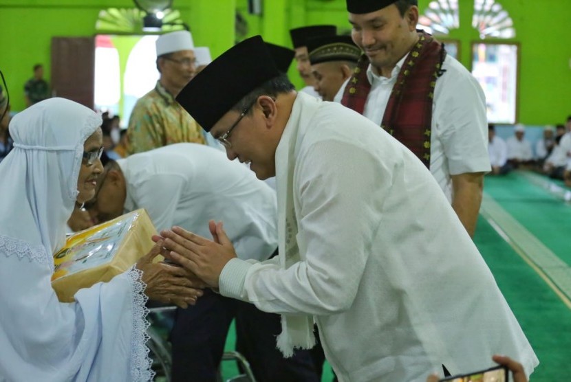  Bupati Muba H Dodi Reza Alex bersama pejabat terkait lainnya memberikan sejumlah bantuan saat memperingati memperingati Nuzulul Qur’an 1440 H 