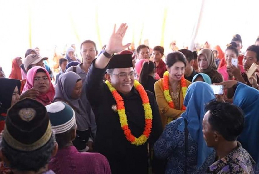 Bupati Muba H Dodi Reza Alex Noerdin dan Ibu Hj Thia Yufada Dodi saat menghadiri Acara Pelantikan Kepala Desa dalam Kabupaten Muba beberapa waktu yang lalu.