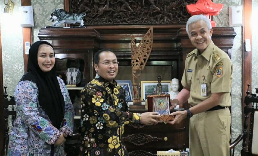 Bupati Mukomuko, Sapuan beserta isteri menyerahkan cinderamata kepada Gubernur Jawa Tengah, Ganjar Pranowo, di ruang pertemuan Kantor Gubernur Jawa Tengah, di Semarang, Senin (6/6).