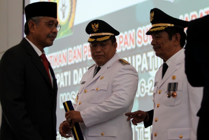 Gubernur Sulawesi Tenggara Nur Alam (kiri).