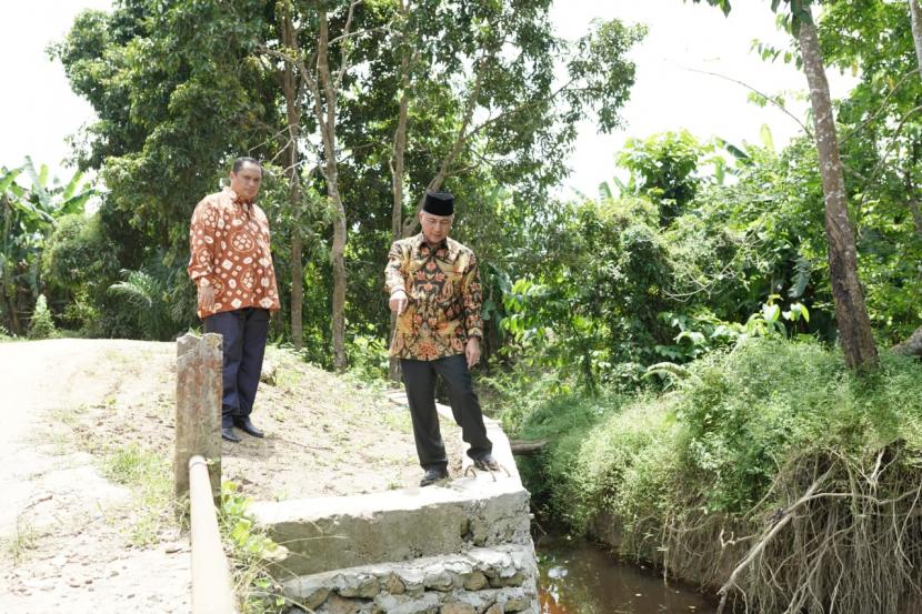 Bupati Musi Banyuasin Apriyadi mengecek kondisi Jembatan Desa Tanjung Agung Kecamatan Lais, Ahad (4/9/2022).