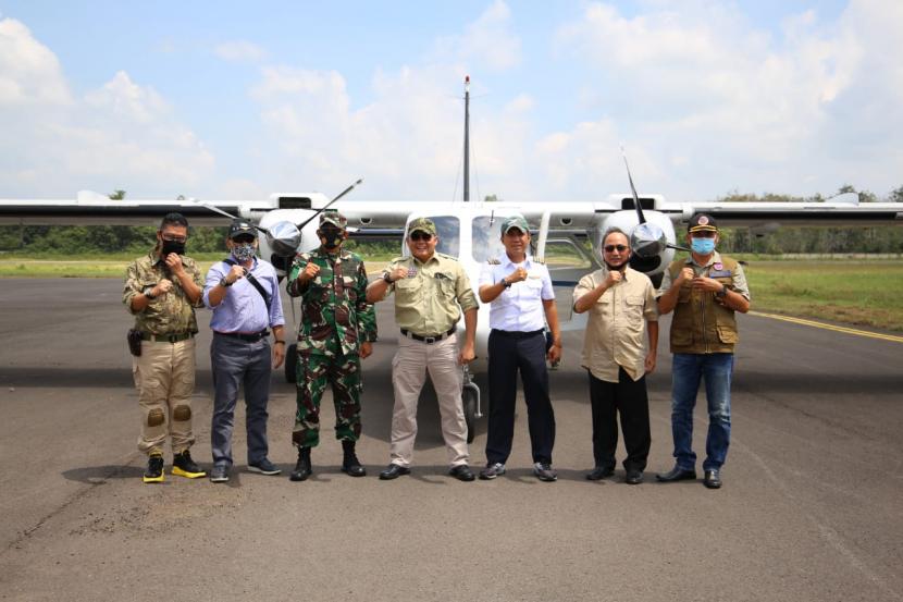 Bupati Musi Banyuasin Dodi Reza Alex Noerdin melakukan uji coba langsung take off dan landing di Bandara Pangeran Abdul Hamid Sekayu dengan membawa pesawat jenis BN2T/PK-WMR.