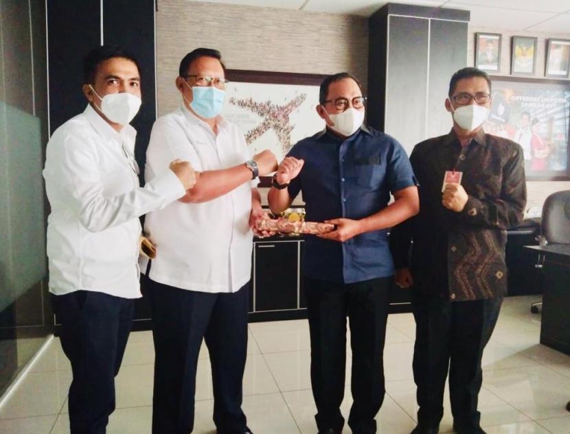Bupati Musi Banyuasin  Dodi Reza di sela Rapat Rencana Pengembangan dan Pemanfaatan Bandara Pangeran Abdul Hamid Sekayu di Kantor Lion Operation Center (LOC) – CGK & HLP Tangerang-Banten, Selasa (24/11). 