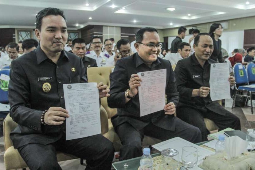 Bupati Musi Banyuasin (Muba) Dodi Reza Alex dengan diapit Wakil Bupati Beni Hernedi (kiri) dan Sekretaris Daerah Muba Apriyadi (kanan) memperlihatkan naskah kerjasama dengan BNN Provinsi Sumatera Selatan (Sumsel) untuk memberantas narkoba di daerah tersebut.