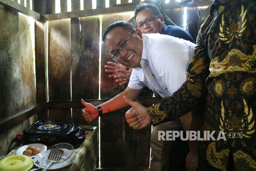 Bupati Musi Banyuasin (Muba) Dodi Reza Alex mencoba memanfaatkan jaringan gas rumah tangga dengan mengoreng telur ayam di rumah warga, Rabu (27/9).