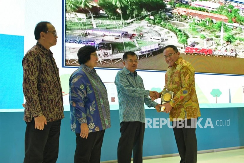 Bupati Musi Banyuasin (Muba) Dodi Reza Alex menerima penghargaan Adipura 2018 yang diserahkan Wakil Presiden Jusuf Kalla dengan didampingi Menteri LHK Siti Nurbaya di Auditorium Sujarwo Gedung Manggala Wanabakti, Jakarta. Senin (14/1).