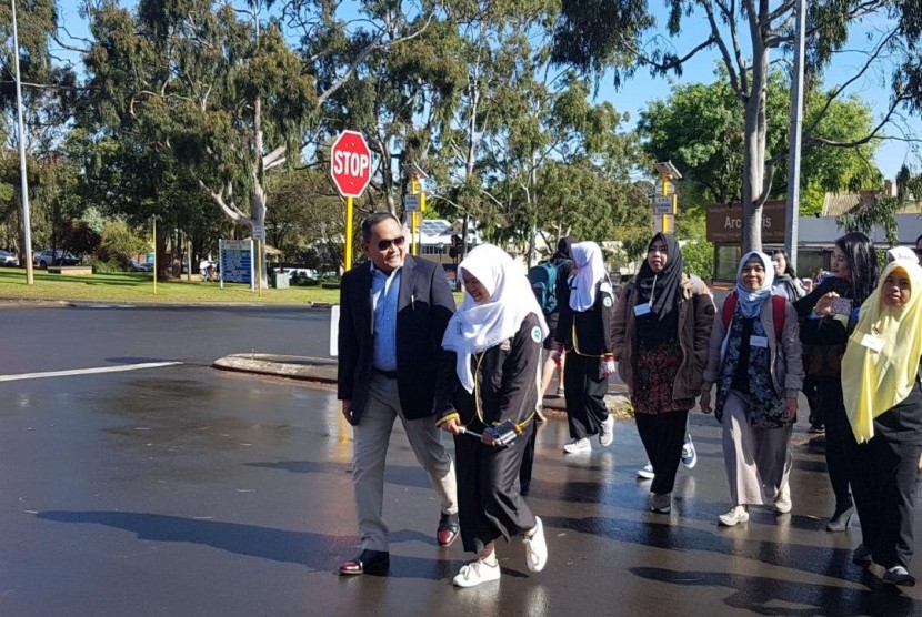 Bupati Musi Banyuasin (Muba) Dodi Reza Alex mengantar langsung  empat guru dan delapan siswa asal Muba ke sekolah Margaret River Senior High School (MRSHS) di Perth, Australia dengan berjalan kaki bersama, Jumat (19/10).  