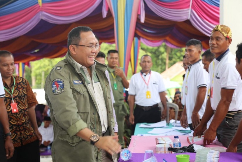 Bupati Musi Banyuasin (Muba) Dodi Reza Alex mengunjungi beberapa desa dan langsung mendatangi tempat pemungutan suara (TPS) untuk melihat langsung pemilihan kepala desa (pilkades) serentak pada 23 desa di daerah itu, Sabtu (10/11). 