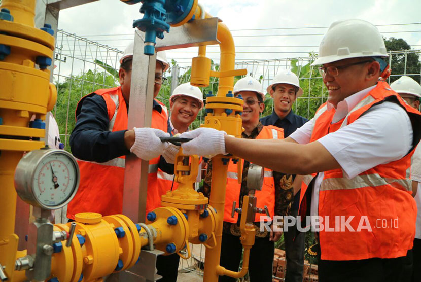  Bupati Musi Banyuasin (Muba) Dodi Reza Alex meresmikan jaringan gas rumah tangga dari PT PGN yang mulai mengalir ke rumah warga, Rabu (27/9).