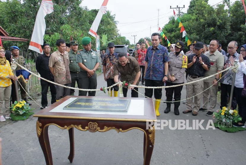 Bupati Musi Banyuasin (Muba) Dodi Reza Alex Noerdin meresmikan pembangunan jalan sepanjang 226.25  km dari dana investasi PT Sarana Multi Infrastruktur (SMI), Senin (9/4).