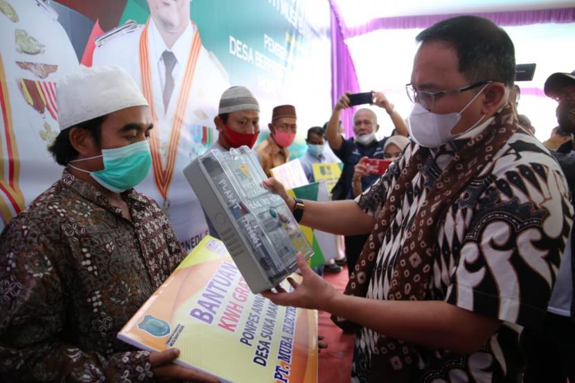  Bupati Musi Banyuasin (Muba) Dodi Reza Alex Noerdin, Rabu (9/12), menyalurkan bantuan untuk mendongkrak ekonomi dan kesejahteraan masyarakat di tengah menghadapi pandemi Covid-19. 