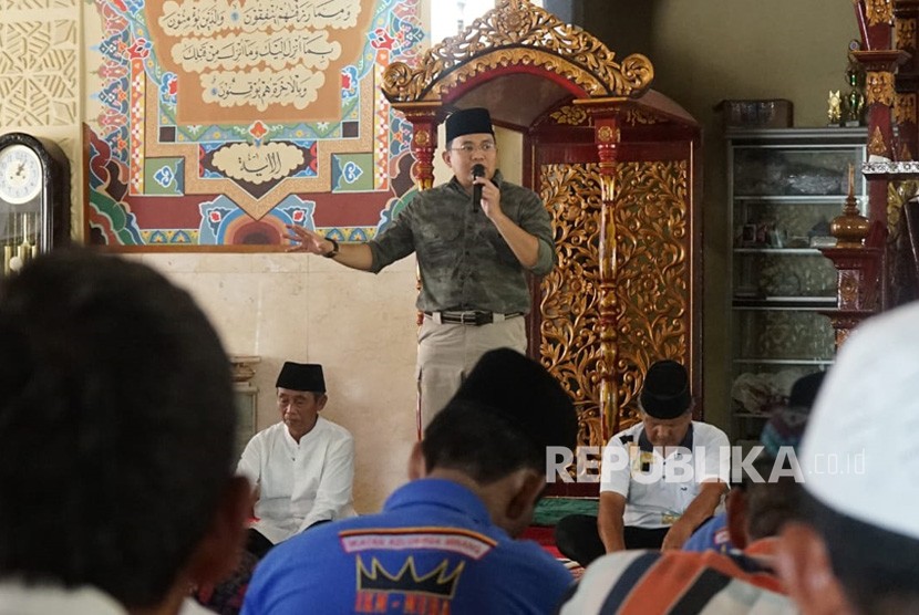  Bupati Musi Banyuasin (Muba) Dodi Reza Alex saat berkunjung ke daerah bertemu dan berdialog dengan warga di masjid.