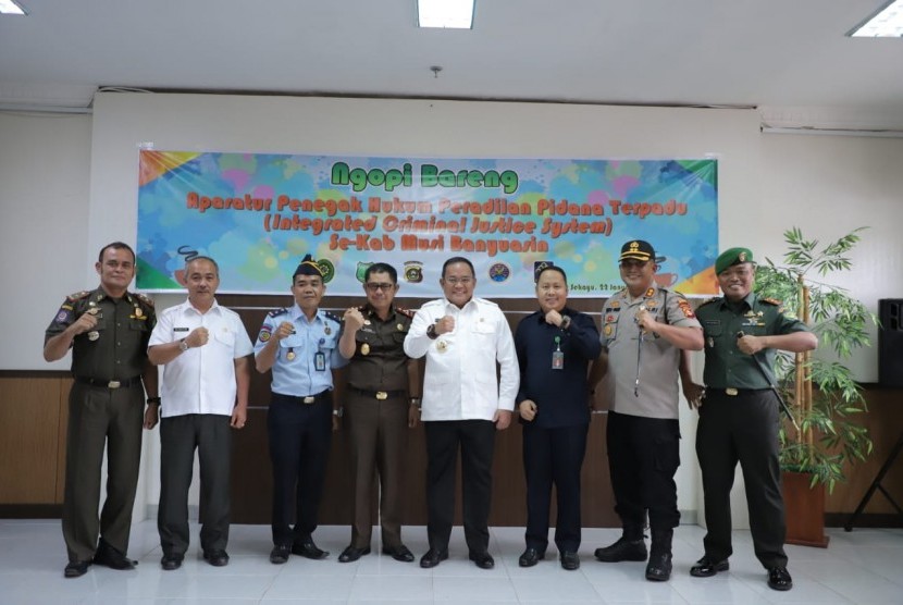 Bupati Musi Banyuasin (Muba) H Dodi Reza Alex saat Coffee Morning bersama Aparat Penegak Hukum Integrated Criminal Justice System (ICJS) wilayah hukum Kabupaten Muba, bertempat di Ruang Sidang Utama Pengadilan Negeri Sekayu, Rabu (22/1).