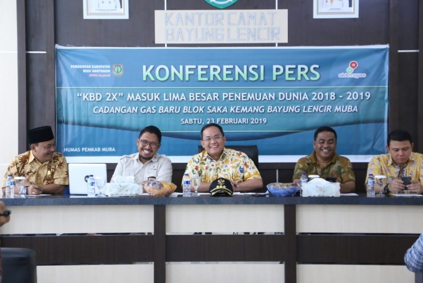 Bupati Musi Banyuasin (Muba) memberikan keterangan pers tentang penemuan cadangan gas alam cadangan gas terbesar ke-5 di dunia di Blok Sakakemang yang dikelola Konsorsium Repsol, Petronas dan Mitsui Oil Exploration.