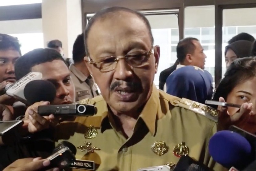 Bupati Natuna, Abdul Hamid Rizal meminta agar seluruh kecamatan melakukan karantina secara massal guna mencegah penyebaran COVID-19 di daerah setempat.