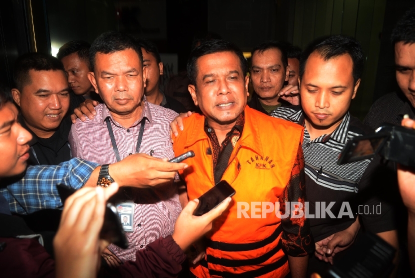 Bupati Nganjuk Taufiqqurahman keluar dari gedung KPK saat ditetapkan menjadi tersangka, Jakarta, Kamis (26/10) malam.