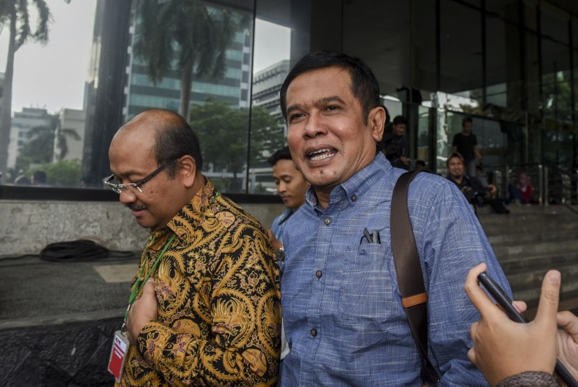 Bupati Nganjuk Taufiqurrahman (kanan) meninggalkan Gedung KPK usai menjalani pemeriksaan perdana di Jakarta, Selasa (24/1).