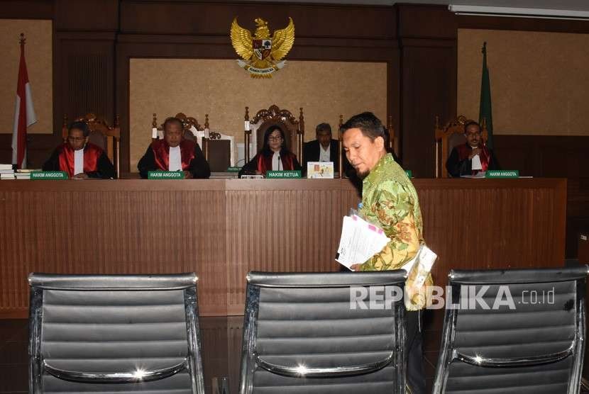 Bupati nonaktif Bener Meriah Ahmadi (tengah) bersiap menjalani sidang kasus dugaan suap Dana Otonomi Khusus Aceh (DOKA) dengan agenda keterangan saksi dari Jaksa Penuntut Umum (JPU) di Pengadilan Tipikor, Jakarta, Senin (1/10). 