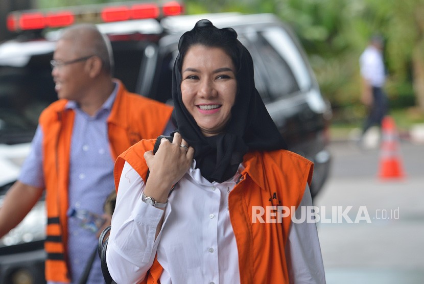 Bupati nonaktif Kutai Kartanegara Rita Widyasari bersiap menjalani pemeriksaan di gedung KPK Jakarta, Jumat (19/1). 