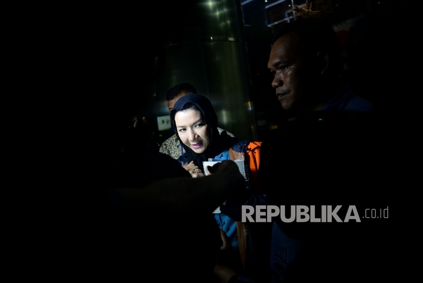  Bupati (nonaktif) Kutai Kartanegara Rita Widyasari usai menjalani pemeriksaan di gedung KPK, Jakarta, Jumat (13/10).