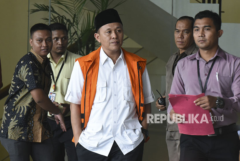 Bupati nonaktif Lampung Tengah Mustafa (tengah) keluar ruangan seusai menjalani pemeriksaan di gedung KPK, Jakarta, Senin (16/4). 