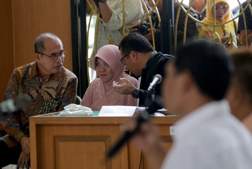Bupati nonaktif Musi Banyuasin (MUBA) Pachri Azhari (kiri) dan istri Lucianty Pachri (kedua kiri) berbincang dengan kuasa hukum saat mengikuti persidangan di Pengadilan Tipikor Pengadilan Negeri (PN) Klas I Palembang, Sumatra Selatan, Kamis (17/3).