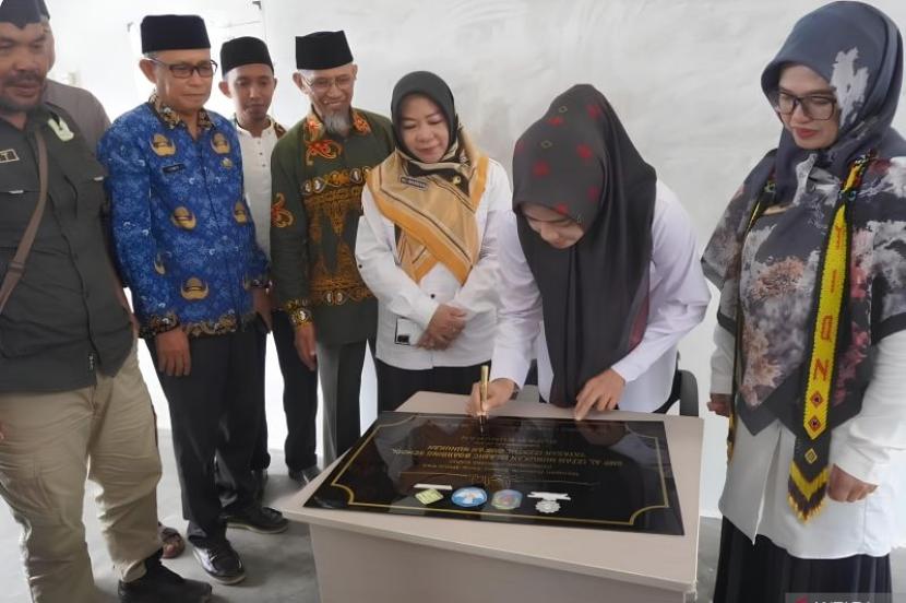 Bupati Nunukan Asmin Laura membubuhkan tandatangan di prasasti perempuan gedung sekolah SMP Al Izzah Nunukan Islamic Boarding School, Rabu (17/1/2024). 