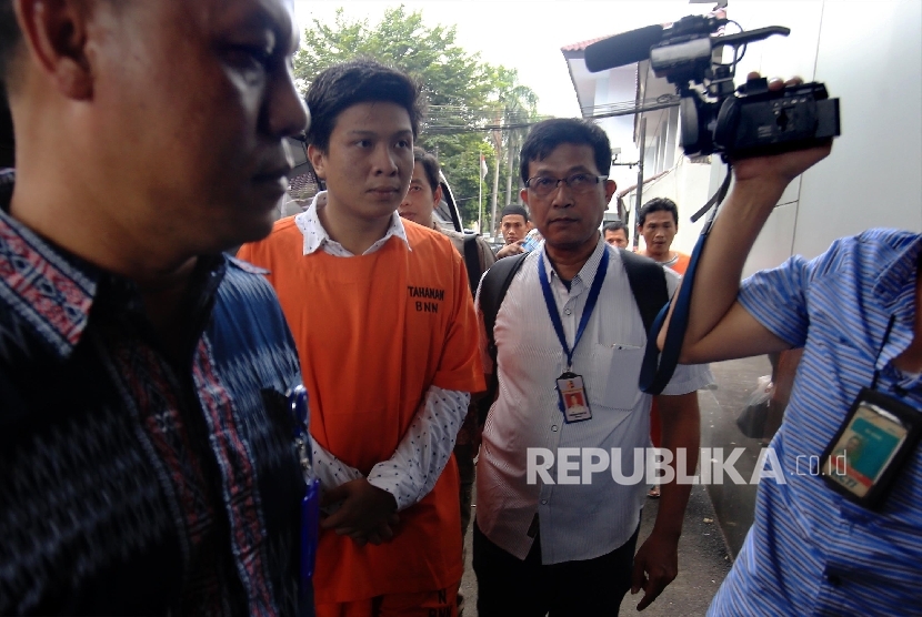   Bupati Ogan Ilir Ahmad Wazir Nofiadi Mawardi dikawal petugas BNN untuk dibawa ke Pusat Rehabilitasi BNN Lido, Jakarta, Jumat (18/3). (Republika/Yasin Habibi)