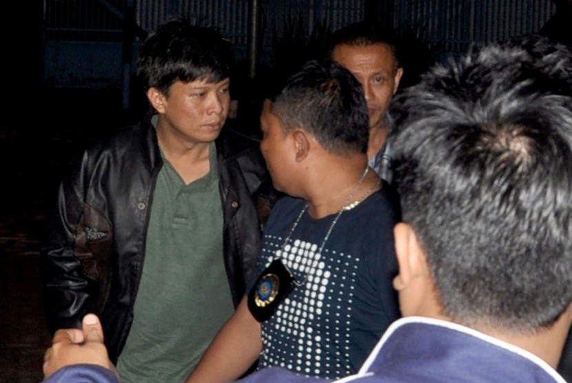 Bupati Ogan Ilir (OI) Ahmad Wazir Nofiandi (kiri) tiba di kantor Badan Narkotika Nasional (BNN) Provinsi Sumatera Selatan, Palembang, Minggu (13/11) malam.