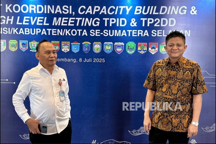 Bupati OKU Timur Lanosin Hamzah (kanan). 