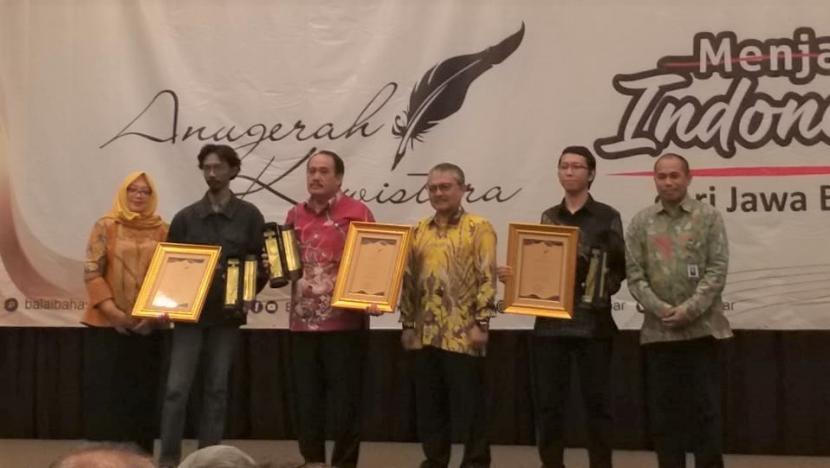 Bupati Pangandaran H Jeje Wiradinata (ketiga kiri) menerima Anugerah Kawistara di ajang Kawistara 2022 d Hotel Horison, Kota Bandung, Senin (17/10).   